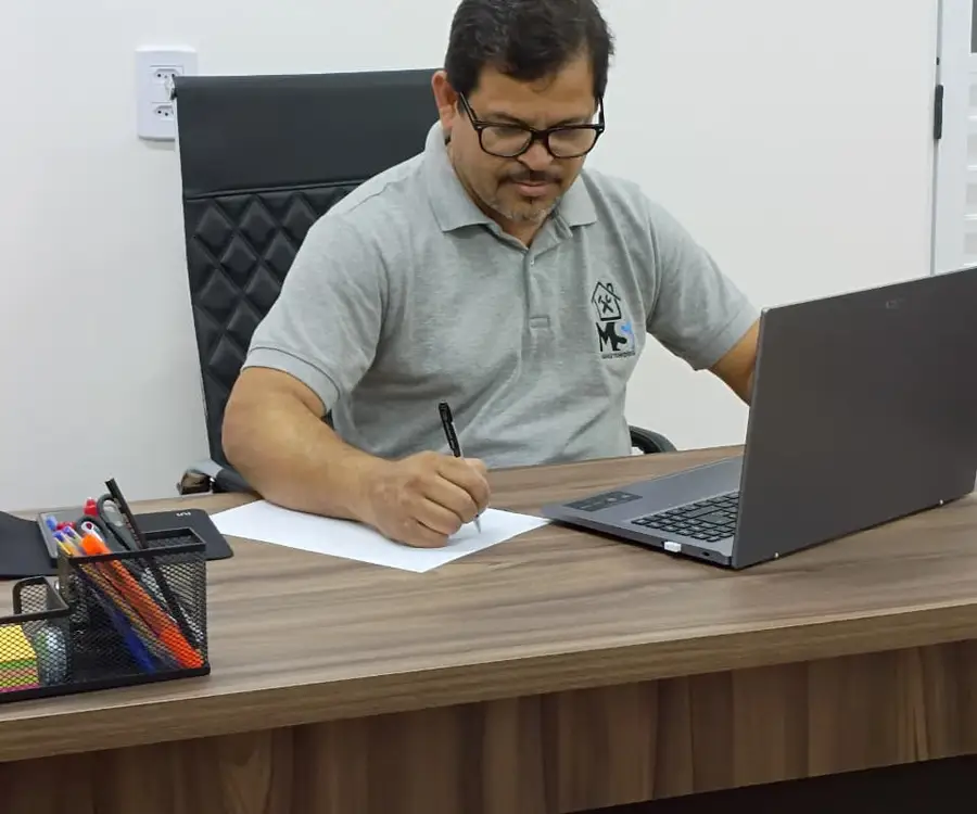 Tiago Maia, cofundador da MS Manutenções, trabalhando na gestão administrativa