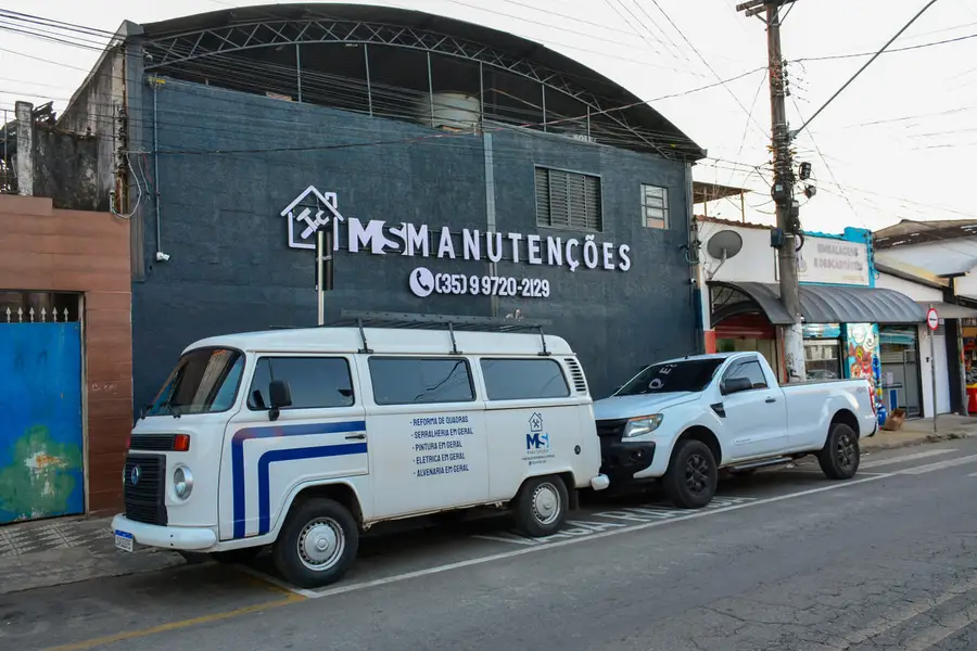 Fachada da sede da MS Manutenções com a frota estacionada