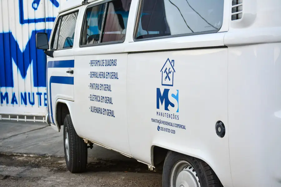 Van da MS Manutenções com identidade visual e serviços oferecidos