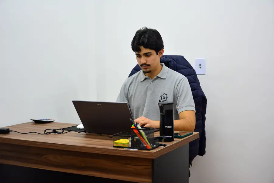 Colaborador da MS Manutenções no atendimento administrativo