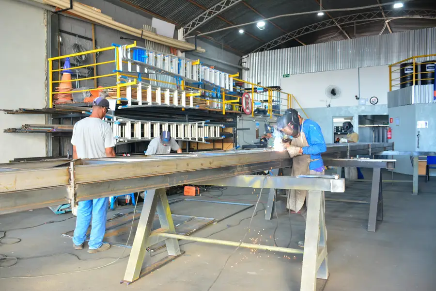 Equipe da MS Manutenções produzindo estruturas metálicas